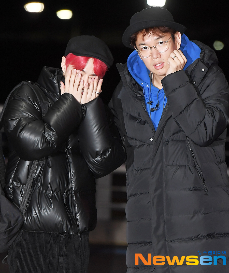 Group EXO Suho departed from Incheon International Airport on the afternoon of December 4th with an overseas schedule.EXO Suho poses for a daily manager Jang Sung-kyu and a crosswalk traffic light.Jung Yoo-jin