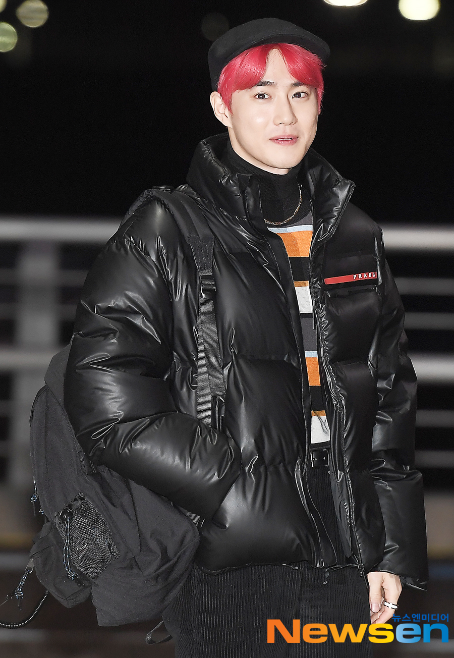 Group EXO Suho departed from Incheon International Airport on the afternoon of December 4th with an overseas schedule.EXO Suho is waiting for daily manager Jang Sung-gyu and crosswalk traffic lights.Jung Yoo-jin