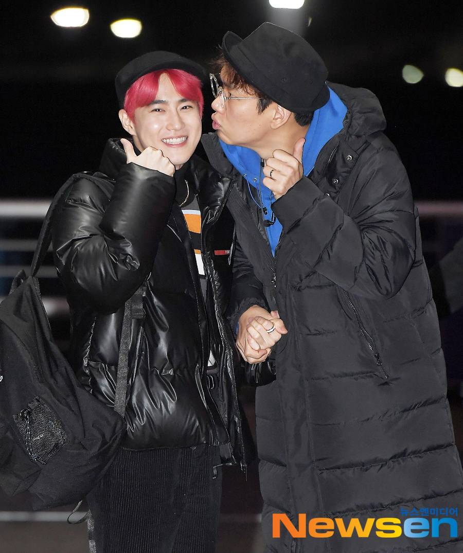 Group EXO Suho departed from Incheon International Airport on the afternoon of December 4th with an overseas schedule.On this day, EXO Suho is shuddering at the expression of daily manager Jang Sung-kyus affection.Jung Yoo-jin