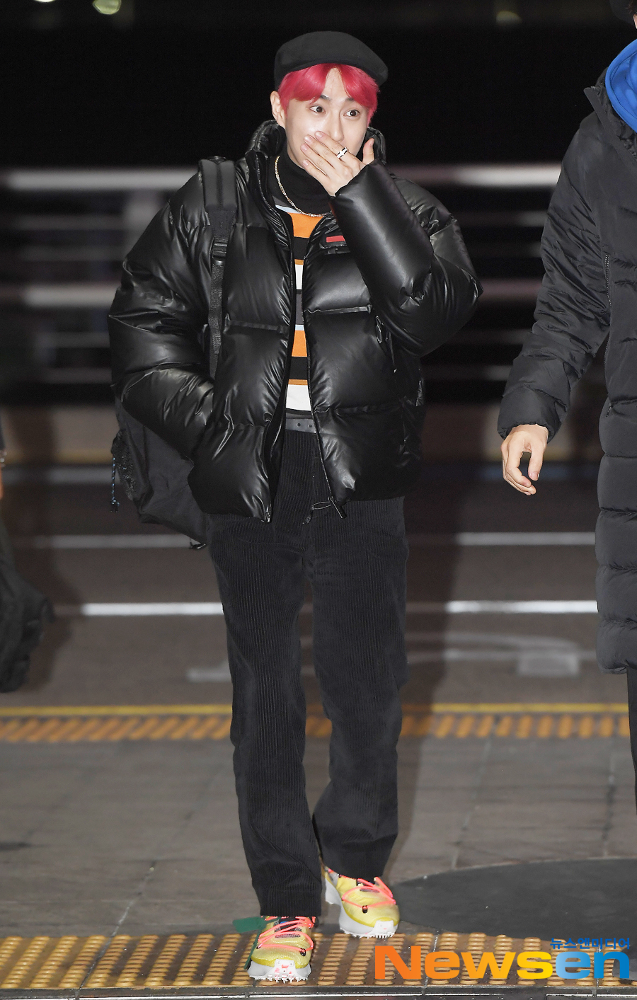 Group EXO Suho departed from Incheon International Airport on the afternoon of December 4th with an overseas schedule.EXO Suho is heading for the day manager Jang Sung-gyu and the departure hall.Jung Yoo-jin