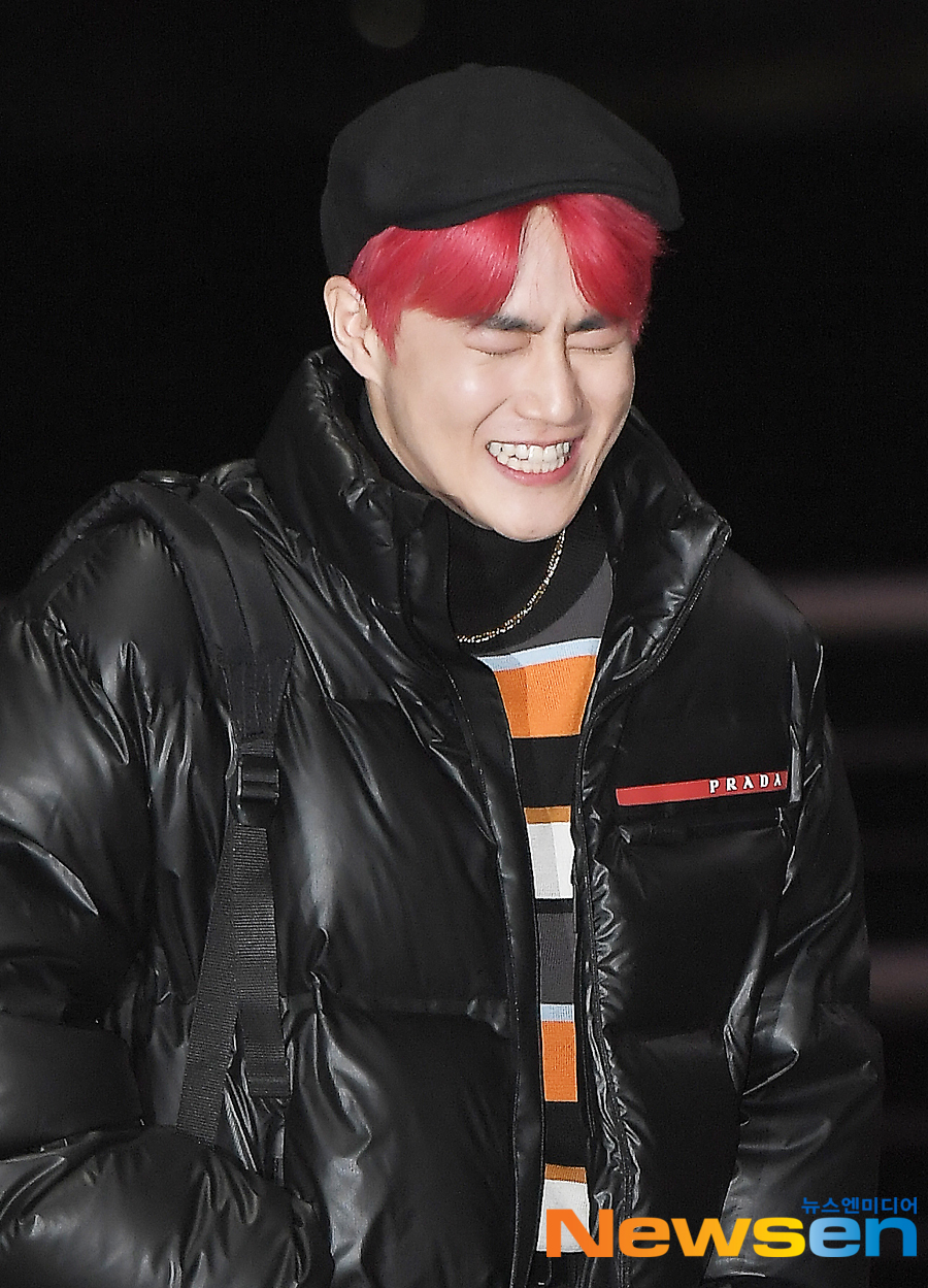 Group EXO Suho departed from Incheon International Airport on the afternoon of December 4th with an overseas schedule.EXO Suho is laughing on the day.Jung Yoo-jin