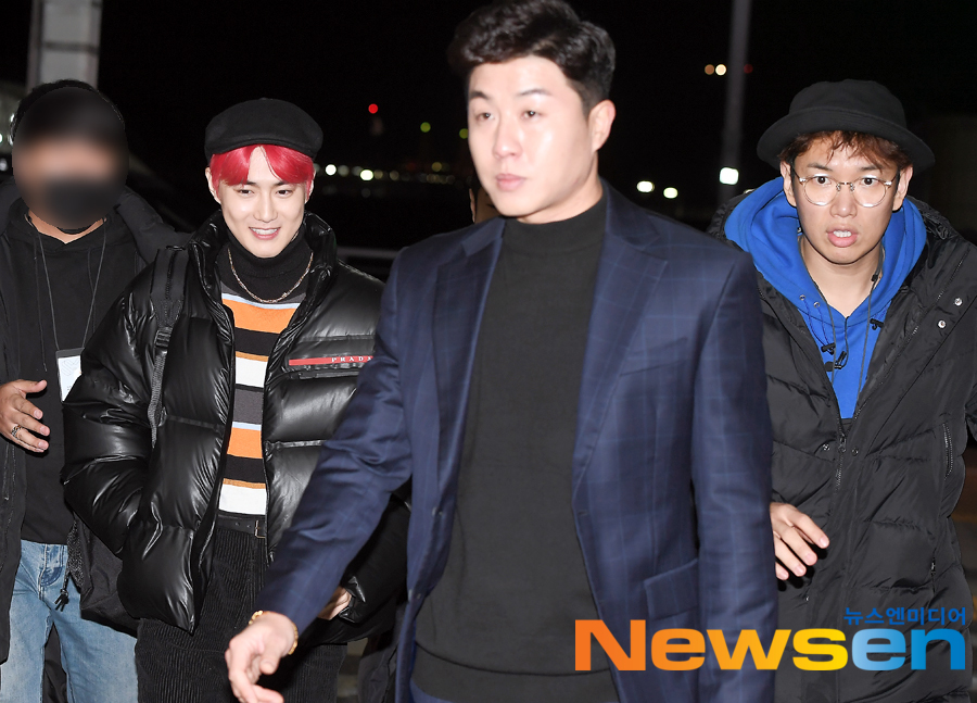 Group EXO Suho departed from Incheon International Airport on the afternoon of December 4th with an overseas schedule.EXO Suho is heading for the departure hall with daily manager Jang Sung-kyu.Jung Yoo-jin