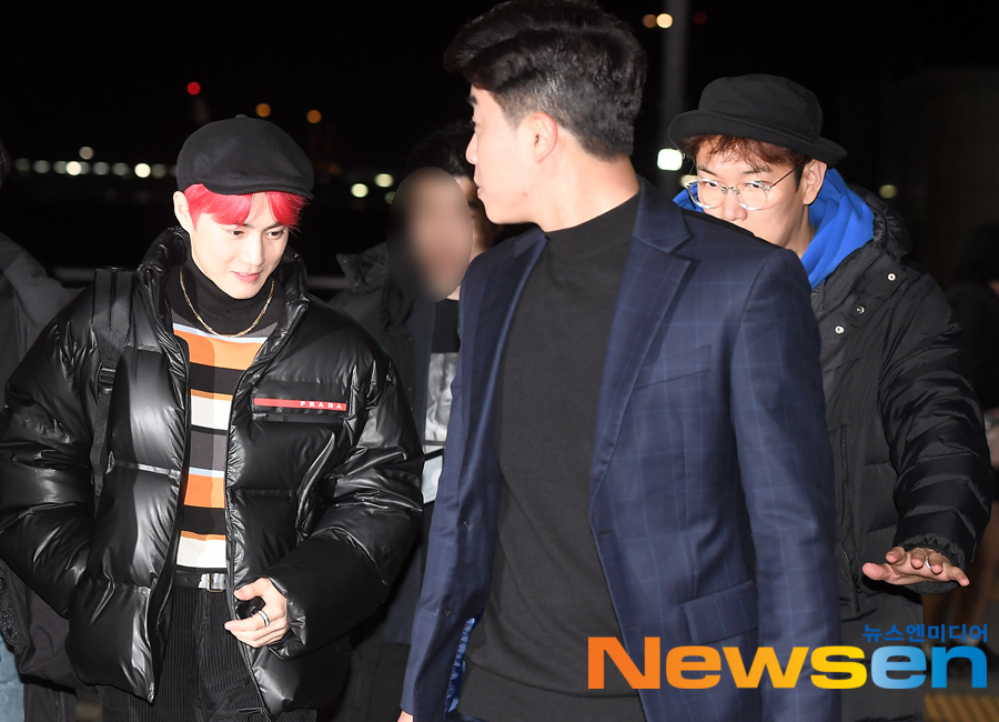 Group EXO Suho departed from Incheon International Airport on the afternoon of December 4th with an overseas schedule.EXO Suho is heading for the daily manager Jang Sung-kyu and departure hall.Jung Yoo-jin