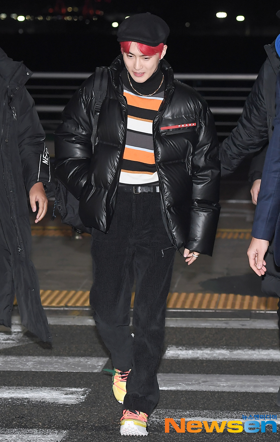 Group EXO Suho departed from Incheon International Airport on the afternoon of December 4th with an overseas schedule.EXO Suho is heading for the day manager Jang Sung-gyu and the departure hall.Jung Yoo-jin