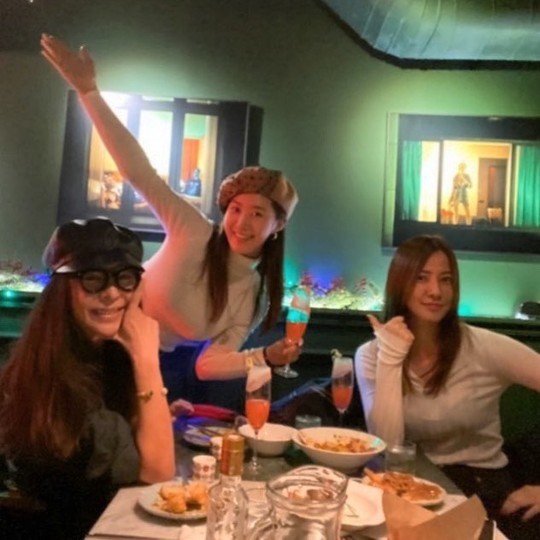 Lee Hye-Yeong Son Tae-young Kwon once again united.Actor Lee Hye-Yeong posted a picture on his Instagram on December 4 with an article entitled Lets play # naturally celebrate # Makgeolli on the roof # Sisters Kwon Yuri Happy Birthday.The photo shows Lee Hye-Yeong, Son Tae-young, and Kwon Yuri, who have been meeting for a long time and are paying a glass of wine.December 5th to celebrate the birthday of Kwon Yuri.bak-beauty