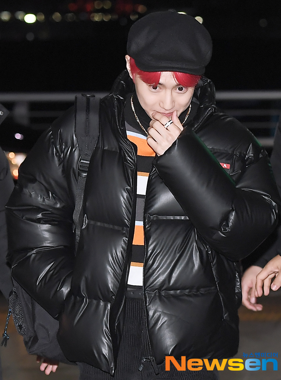 Group EXO Suho showed off airport fashion through Incheon International Airport on the afternoon of December 4th.EXO Suho is heading for daily manager Jang Sung-gyu and Departure.Jung Yoo-jin