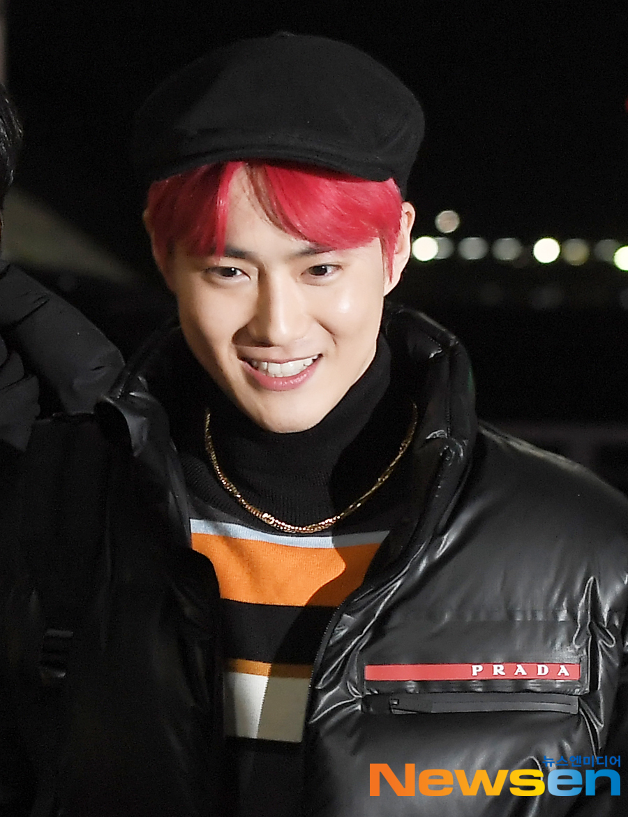 Group EXO Suho departed from Incheon International Airport on the afternoon of December 4th with an overseas schedule.EXO Suho is heading for the day manager Jang Sung-gyu and the departure hall.Jung Yoo-jin