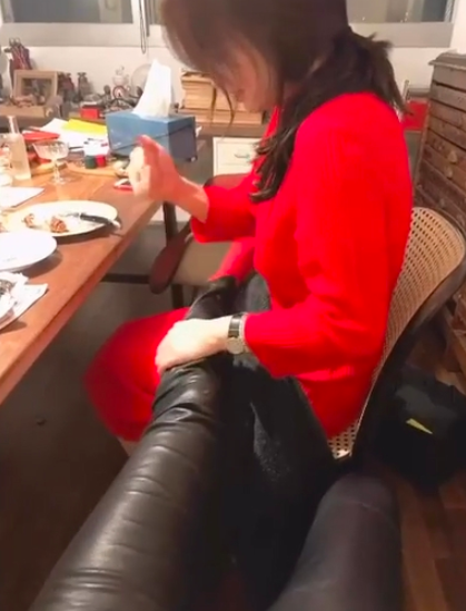 Actor Ock Joo-hyun revealed his affection by revealing how he was receiving a leg massage from Actor Song Hye-kyo.Ock Joo-hyun posted photos and videos taken with his best friends, Actor Song Hye-kyo and Cho Yeo-jeong, on his SNS on the 4th.Ock Joo-hyun in the video is receiving a leg massage from Song Hye-kyo.Ock Joo-hyun, along with the photo, said: The first 18- and 19-year-old we met, and the treasure-like story we had taken out back then kept warm and thought for a few days.Thank you friends. The tax means that the Creator poured out a whole bag of beautiful powder for November. The world star is very good at leg massage.Im cool, he said. Why are you so beautiful, too, with your hands and feet (Feat. Cho Yeo-jeong) that night, which was beautiful in November.On the other hand, Ock Joo-hyun is currently appearing in the musical Rebecca.Ock Joo-hyun SNS
