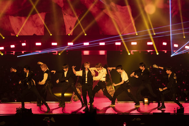 March Japan formally announces debutStray Kids to conclude Japan Showcase and 2020 yearIt will be officially debuted in March.Stray Kids held the local showcase Stray Kids Japan Showcase 2019 Hi - STAY (Stray Kids Japan Showcase 2019 Hi - Stay) at the 1st Gymnasium of Japan Yoyogi National Stadium on the 3rd.Despite the fact that the showcase was held only by local fan clubs, 8,000 audiences gathered to realize the popularity of the group.The members presented their own stage of songs with intense and powerful performances, including debut songs Distract 9 (Distract Nine), My Face (My Face), and MIROH (Mirro).Fans who filled the venue waved the luminous rod and sent a shout, singing along with the Korean lyrics, and the performance was hotter.Stray Kids said: Im really happy to meet so many STAYs (Stay, fandom names) Im always grateful to my fans, Ill make a great song to convey this heart.Eight members will be one in the future, he said.I will release my best album SKZ2020 in Japan next March, he said.SKZ2020 is expected to be the first to be released through Japans largest record label Sony Music.Local media also poured intensive lighting into the news of Stray Kids entry into the Japanese music market.Sankei Sports introduced Stray Kids as a super group with 10 new awards, and Daily Sports expressed its expectation that the group that is winning the overseas stage has confirmed the entry into Japan.Nikkan Sports said, I am the next generation artist of the average age of 19.6 years of JYP Entertainment, and I have completed the overseas showcase UNVEIL TOUR I am... (Unvale Tour I M....) with 13 performances in 12 cities around the world.In addition, local media such as Oricon, Sports Hoch, Junichi Sports, Sponi Chianex, Fuji Terevis Mezamashi Terebi, Nihon Terebis ZIP, and TBSs Hayadoki also covered the news of Stray Kids and noted their global growth.Stray Kids held its first solo performance as part of the overseas showcase UNVEIL TOUR I am... at the National Grand Hall of Yokohama in Japan Pasipico in September, and the ticket sold out at a high speed.Meanwhile, Stray Kids will be playing well until the end of 2019.The new mini album Clé: LEVANTER (cle: Levanter) and the title song Levanter will be released at 6 p.m. on the 9th.The new song Levanter, written and composed by the teams production group Three Lacha (3RACHA), was written by JYP Entertainment head Park Jin-young and Herz Analog, who participated in the songwriting to enhance musical perfection.JYP Entertainment