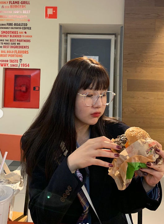 Joy, who is also a girl group Red Velvet and Actor, told her cute recent situation at a hamburger house.On the 4th, Joy, a singer and actor, posted a picture with a cute tone of What to Go through his personal Instagram account.In the open photo, Joy is making a cute look while looking at the menu at a hamburger house.Joy, who keeps a luxury body while tasting hamburgers the size of his face, envied his fans.Joy Instagram capture