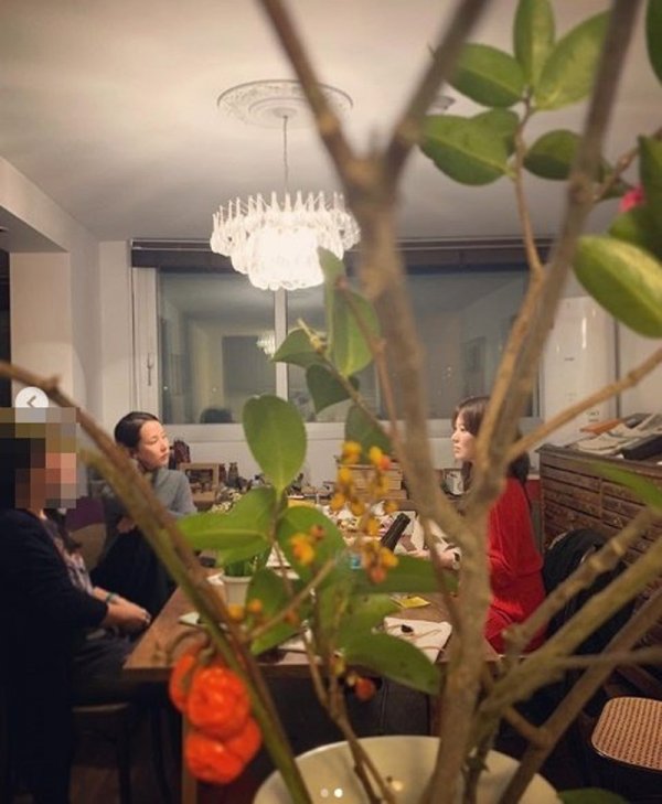 Ock Joo-hyun, Song Hye-kyo and Cho Yeo-jeong were caught in a long encounter.Ock Joo-hyun posts a photo of Song Hye-kyo and Cho Yeo-jeong.The photo released by Ock Joo-hyun shows three women talking: Cho Yeo-jeong and Song Hye-kyo in context.Ock Joo-hyun, Song Hye-kyo, and Cho Yeo-jeong are close friends from childhood; they are close enough to organize private meetings.It is said that they can not continue to meet frequently, but they communicate and communicate steadily.