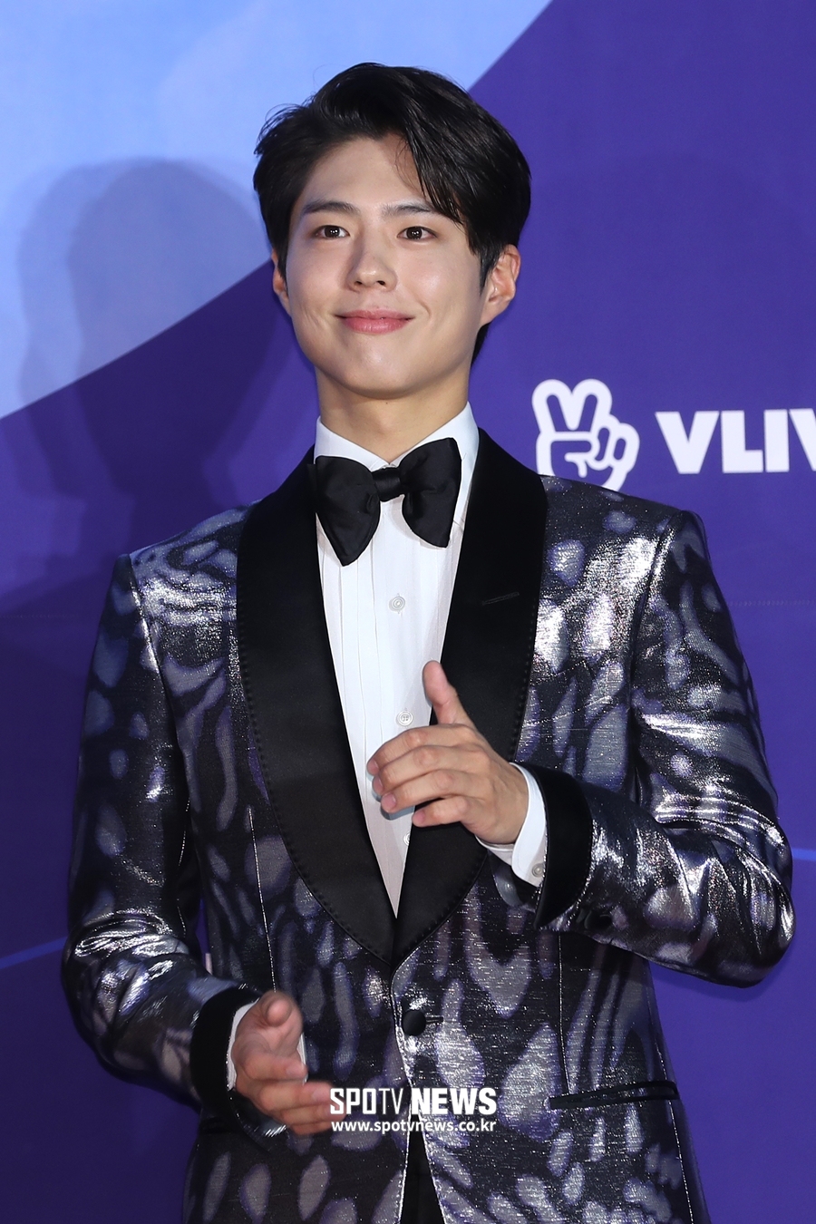 Actor Park Bo-gum appeared on the departure route of Japan with a badge sponsoring Comfort Women Grandmas Boys.Park Bo-gum left for Japan Nagoya through Incheon International Airport on the afternoon of the 3rd.This is for attending the 2019 Mnet Asian Music Awards (hereinafter referred to as MAMA) at Nagoya Dome on the 4th.Park Bo-gums coat, which appeared at the airport on the day, was featured with a marimmond badge sponsoring the Comfort Women victims Grandmas Boys.While the relationship between Korea and Japan is frozen, it was difficult to attend the awards ceremony held in Japan, but it seems that he wanted to convey his message through the badge.CJ ENM held MAMA in Japan in This City, and host Park Bo-gum, who was almost criticized for ITZY, received the attention of domestic fans and turned such a glance into applause through badge.Of course, Park Bo-gum is well known for its steady wear of marimmond products, and has been exposed to Zazu through broadcasting.However, this time was not only a time, but also it was a situation that could be considered to be exposed through the media when leaving for MAMA.At this time, wearing this badge with clear meaning is interpreted as the Xiao Xin expression more than the coincidence in the silent.Park Bo-gum has appeared for the third consecutive year since last years attendance at MAMA in 2017.It has been a good host in the past two events and has been popular in Japan as well.This year, we expect to lead the event with excellent progress.=
