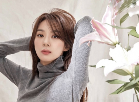Lee Chung-ah posted a picture on his Instagram on the 4th with an article entitled Light grey and Baby pink.Lee Chung-ah and baby pink flowers are sitting next to each other in the public photos, wearing gray-colored tops and alluring eyes.Netizens responded that My sister is so beautiful, I am a fan of VIP! I always support you, Why is the angel who should be in heaven come down to the human world and so on.Meanwhile, Lee Chung-ah is appearing in the drama VIP which is currently on air.