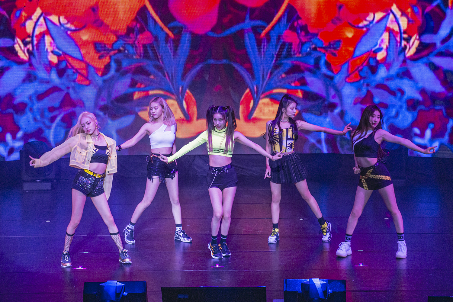 Girl group ITZY (ITZY) successfully held Taipei performance, the third venue of the first overseas showcase tour.ITZY will be on the overseas showcase tour ITZY PREMIERE SHOWCASE TOUR ITZY at the Taipei International Trade Center (TICC) at 6 pm on the 1st (local time).ITZY! (ITZY Premier Showcase Tour ITZY? ITZY!) The performance sold out just on the day it started its first booking.On this day, ITZY showed energy-filled performances on every stage, including its debut song Dallala and the title song ICY of the mini 1st album ITz ICY (ITZY IC).ITZYs overseas showcase tour opened on November 2 in Jakarta and continued to open in Macau on the 9th.It will enter Asia on February 8, Manila, Singapore on March 13, Bangkok on January 21, Los Angeles on January 17, Minneapolis on January 19, Houston on February 22, Washington on July 24, and the Americas on New York on January 26.