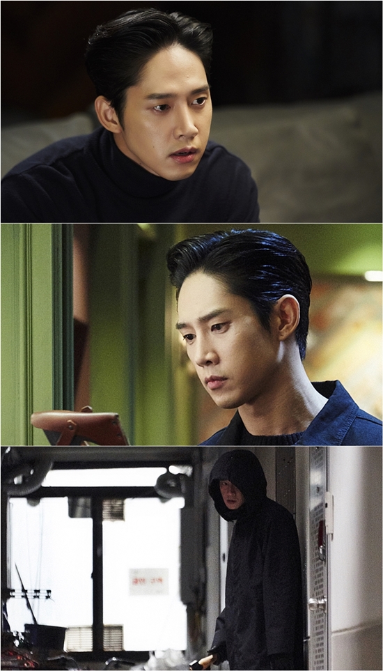 Park Sung-hoon, the real Killer, explodes the Killer instinct.Park Sung-hoon, who shines a brutal eye in front of someones house, cools the conversation of the viewers.TVN Wednesday-Thursday evening drama Psychopath Diary Diary Diary will raise interest by unveiling SteelSeries, which predicts Park Sung-hoons Psychopath Diary series of Killer, ahead of the 5th broadcast on the 4th.Park Sung-hoon in the public SteelSeries robs his gaze with a cold expression filled with anger.His eyes, which seem to be sparking, chill his back, and Park Sung-hoon raises the tension with a hut tool and a careful look.His mouth is tight, and his deep thought seems to be pouring out a cool aura of darkness.And Park Sung-hoon, who reached someones house, is caught and sweats in his hand.Park Sung-hoon is waiting for someone to open the door with his black raincoat and gloves hidden in his identity.His brutal predator eyes, which are looking for opportunities with a hut tool in one hand, make the viewer chill.This is the appearance of Park Sung-hoon, a real killer who entered delusion Killer Yoon Shi-yoon (played by Yuk Dong-sik).In the last broadcast, Park Sung-hoon approached Yoon Shi-yoon with a familiar predator smell and approached favorably.At the end of the day, Park Sung-hoon was shocked to find out that Yoon Shi-yoon had a diary he lost, and wondered about the future development.Among them, Park Sung-hoon, who started to reveal the Psychopath Diary chain Killer instinct, was captured.Attention is drawn to the inevitable confrontation between Distraction Killer Yoon Shi-yoon and Real Killer Park Sung-hoon.TVN Wednesday-Thursday evening drama Psychopath Diary Diary Diary is a story that happens when you see a diary recorded by the Murder process that you lost your memory in an accident while you were running away from the Murder incident.It will be broadcast five times at 9:30 p.m. on the 4th.Photo = TVN Offer