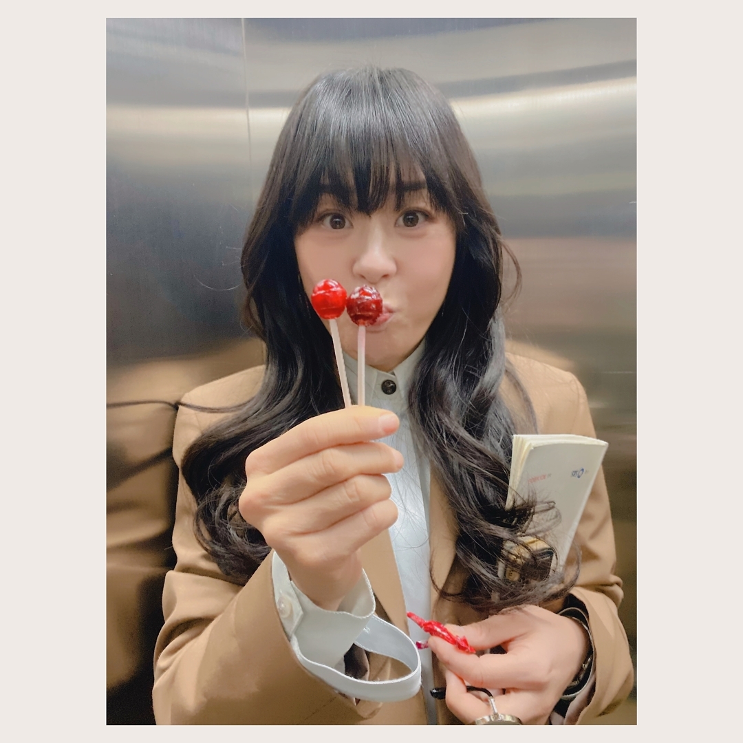 Choi Kang-hee showed off her beautiful looks while still alive.Actor Choi Kang-hee said on his Instagram on the 4th, # Praiseful work # One hand, Candy in one hand # Thank you very much for your beautiful photo!And posted a picture.In the photo, there is a picture of Choi Kang-hee looking at the camera with a cute face with a Candy in one hand and a script in one hand.Beautiful looks and distinctive features that still boast for a while attracted netizens attention.When the photos were released, netizens responded in various ways such as It is so beautiful and cute, I want to see it early, I want to try cold winter.Meanwhile, Choi Kang-hee will appear on SBS drama Good Casting scheduled to air in March 20th.Photo: Choi Kang-hee Instagram
