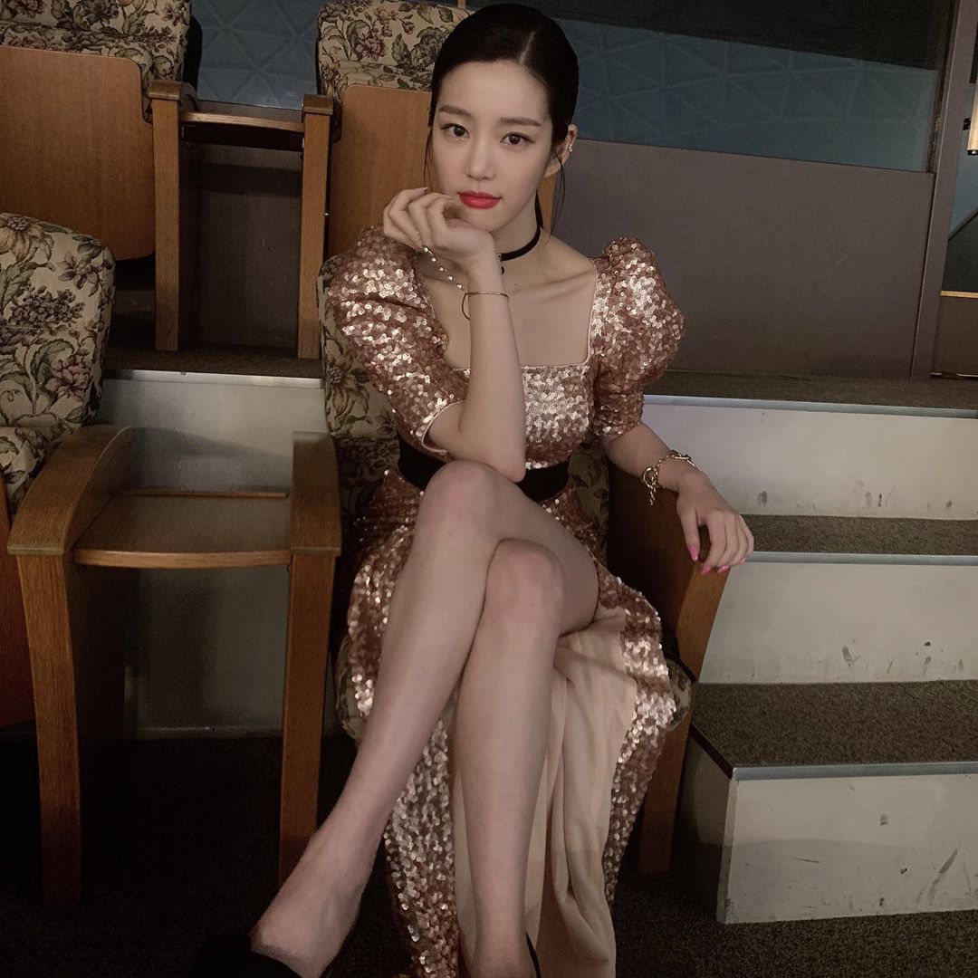 Actor Lee Yu-bi showed off his Beautiful looks.On the 4th, Yubi posted two photos on his instagram and posted Thank you for the beautiful dress.In the photo, Yubi is sitting in a waiting seat overlooking the MAMA stage wearing a gold dress, black choker, high heels, and belt.Lee Yu-bi attended the 2019 Mnet Asian Music Awards (hereinafter referred to as 2019 MAMA) held at Nagoya Dome in Japan.Photo = Lee Yu-bi Instagram