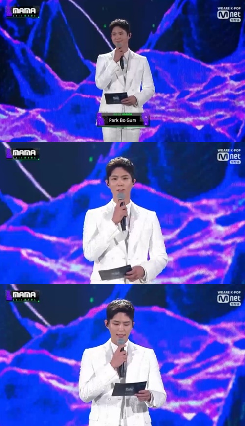 Actor Park Bo-gum became the host and announced the start of 2019 MAMA.2019 MAMA (Mnet Asian Music Awards) was held at Nagoya Dome in Japan on the afternoon of the 4th.Hello, this is Park Bo-gum.It is already the third time this year that I have been in this position as a MAMA host, and I can not forget the passion of artists and fans who love music. Then, he greeted him in black English language language and Japanese and boasted his outstanding foreign language skills.In addition, Park said, MAMA is the first to perform the largest performance in the dome, and I am expecting what the music energy generated in this big space will be.Photo: Mnet Broadcasting Screen