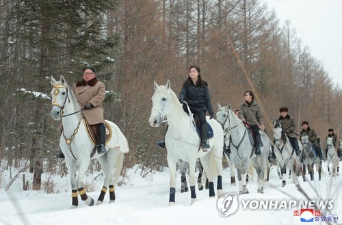 김정은, 군 간부들과 함께 백두산 등정 (서울=연합뉴스) 김정은 북한 국무위원장이 군 간부들과 함께 군마를 타고 백두산에 올랐다고 조선중앙통신이 4일 보도했다. 김 위원장이 군 간부들과 함께 백마를 타고 있다. 김 위원장 오른쪽에 부인 리설주 여사도 보인다.      [국내에서만 사용가능. 재배포 금지. For Use only in the Republic of Korea. No Redistribution] nkphoto@yna.co.kr