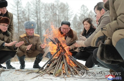 김정은, 군 간부들과 함께 백두산 등정 (서울=연합뉴스) 김정은 북한 국무위원장이 군 간부들과 함께 군마를 타고 백두산에 올랐다고 조선중앙통신이 4일 보도했다. 사진은 김 위원장이 간부들과 모닥불을 쬐고 있는 모습으로, 김 위원장 오른쪽에 부인 리설주 여사도 자리하고 있다.      [국내에서만 사용가능. 재배포 금지. For Use Only in the Republic of Korea. No Redistribution] nkphoto@yna.co.kr