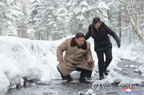 김정은, 군 간부들과 함께 백두산 등정…리설주 동행 (서울=연합뉴스) 김정은 북한 국무위원장이 군 간부들과 함께 군마를 타고 백두산에 올랐다고 조선중앙통신이 4일 보도했다. 부인 리설주 여사도 이날 동행했다. 사진은 김 위원장과 리설주 여사.       [국내에서만 사용가능. 재배포 금지. For Use only in the Republic of Korea. No Redistribution] nkphoto@yna.co.kr