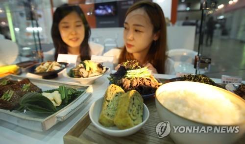 2017 서울국제간편식·HMR 전시회 찾은 관람객들 [연합뉴스 자료사진]