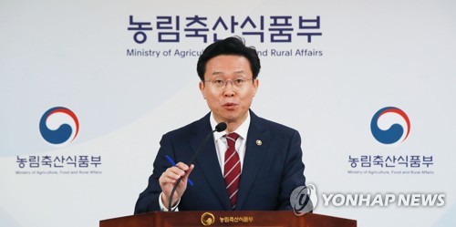 식품산업 활력제고 대책 발표 (세종=연합뉴스) 한종찬 기자 = 이재욱 농림축산식품부 차관이 3일 오전 정부세종청사 농림축산식품부 기자실에서 식품산업 활력제고 대책 발표를 하고 있다. saba@yna.co.kr