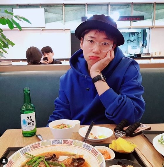 Jang Sung-kyu posted a picture on his SNS on the 4th with an article entitled It was Alba for the longest time; after about 10 hours Manager Alba, one drink.Jang Sung-kyu in the public photo is wearing a blue hoodie and a hat. She poses with her chin in front of shochu and chanpon.Jang Sung-kyu added, Alba, who gave me a lot of thought. Thank you, Yong-un (Manager) Ah, EXOb, which became more affectionate.Jang Sung-kyu met EXO Suho on the 29th of last month during the filming of YouTube content Workman which experiences major part-time job.As Suho said, EXO members were workman subscribers and expected to shoot a collaver, the actual manager Alba experience was concluded.On the other hand, Jang Sung-kyus EXO Manager experience can be found on YouTube channel Workman which is released every Friday.