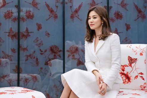 Actor Song Hye-kyo, a musician of Sulwhasoo, visited the 2019 Sulwha Culture Exhibition, Microsensory: House of Patterns, on the 2nd, according to Amorepacific Corporation.Song Hye-kyo is the back door that not only sees the Tian Shi space of the folktales culture exhibition, but also admires the purpose of the folktales culture exhibition and its long activities.Song Hye-kyo is a global Muse of Sulwhasoo and will continue to play a role in launching the story of the brand through various campaigns in China, Asia and other global markets.The 2019 Folklore Culture Exhibition, Microsensory: House of Patterns is Tian Shi, which presents the butterfly, bird, and flower, which means happiness and beauty among our traditional patterns, as the main material, in a sensuous manner in the everyday space, Home.Since its opening on October 18, more than 16,000 visitors have felt and sympathized with the delicate beauty of traditional patterns.In December, the folktales cultural exhibition Microsensory: House of Patterns was renovated with the year-end atmosphere.For the colorful and lively atmosphere of the end of the year, the light bulb was installed along the outer wall of the house, and the entrance of the Tian Shi space was decorated with red cloth, which is the representative color of the end of the year.In addition, the dining room and library have a Christmas tree to create a year-end feeling. In particular, the tree installed in the library conducts an experience event to organize the wishes of the visitors.The 2019 Sulwha Culture Exhibition will be held on the first floor of the Yongsan District Amorepacific Corporation headquarters until December 29th. For more information, please visit the Sulwhasoo official home page for the Sulwha Culture Exhibition in 2017, and the Sulwhasoo official Instagram and Facebook.Pre-booking will be held on the home page; Tian Shi will run from the 15th to the 29th of next month.