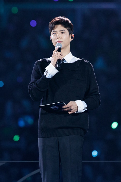 Park Bo-gum showed off a neat progress by flying to Mama 2019.2019 MAMA (Mnet Asian Music Awards) was held today (4th) at Japan Nagoya Dome.The 2019 MAMA was the first ever to be held in the Dome, where the Dome venue was only allowed by the best artists of the day and had a more special meaning as a stage that all singers envied.The overwhelming stage scale at the 40,000-seat Nagoya Dome, the performances of the best The Artists, and the enthusiasm of hot fans have been united to create a new history of MAMA.The best artists from God Se7en, Dua Lipa, Mamamu, Monster X, Park Jin-young, BTS, Seventeen, Eighties, One Earth, Wavey (WayV), ITZY, Cheongha, Tomorrow by Together, and Twice imprinted their presence in MAMA.In particular, the artists were confident of the stage of the previous stage prepared for this MAMA, which made the fans eyes and ears entertained.