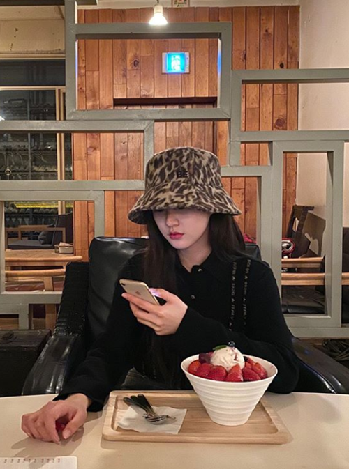 Actor Kim Sae-ron showed off his hip sensibilitiesKim Sae-ron posted a picture on his Instagram account on the 4th without any writing.The photo shows Kim Sae-ron looking at his cell phone with strawberry ice water in front of him.Kim Sae-ron also boasts a small face, a stiff nose and a blistering lip.Kim Sae-ron is appearing in the TV drama Leverage: Fraud Manipulator.