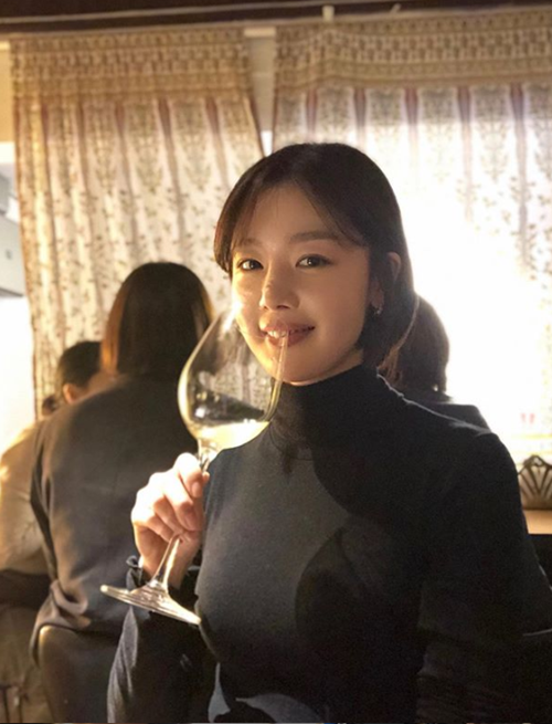 Singer and actor Han Sun-hwa flaunted her dazzling beautiful looksHan Sun-hwa posted a picture on her Instagram account on Monday.Han Sun-hwa also left a picture of himself in the post with the article Wine that was sweet and bitter. A day that was sweet and bitter.Han Sun-hwa, in particular, caught the eye with fascinational beautiful looks that perfectly digested short-cut hair.Han Sun-hwa appeared in the OCN drama Save Me 2, which last June.