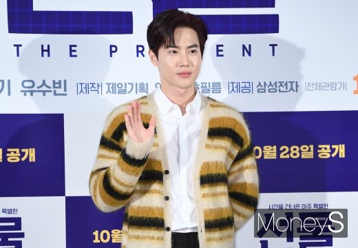 In MBC entertainment program Radio Star broadcasted on the last 4 days, EXO members Suho, Baekhyun, Chanyeol, Kai and Sehun appeared as guests.Suho referred himself to Baekhyun when asked about the groups top import member.For Baekhyun, there were actually statistics; the Solo album sales exceeded 500,000, he said, adding: I did musicals, I lived hard.