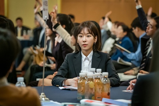 Dynamic 24 hours of Black Dog admission stimulate curiosity.The TVN New Moonwha Drama Black Dog (directed by Hwang Jun-hyuk, playwright Park Joo-yeon, production studio Dragon, and Urban Works), which will be broadcasted on December 16, unveiled the scene of the ten-day mode of Seo Hyun-jin, Ra Mi-ran, Ha Jun and Lee Chang-hoon,Black Dog depicts the story of a social early-year high-rise teacher who became a fixed-term teacher, Struggle to survive by keeping his dream in the school, a miniature version of our society.I look closely at their real speed through a fixed-term teacher who knows the bitter taste of reality better than anyone else, not the school that I saw outside the frame.In particular, unlike existing school materials, it attracts attention that it will deeply dissolve their veiled world by putting teachers in front of them.Above all, the team chemistry of the department of college, which is united with different values ​​and personality, makes Black Dog more interesting.In the meantime, the photos released show the images of high sky, Park Sung-soon (Ra Mi-ran), Do Yeo (Ha Jun), and Bae Myung-soo (Lee Chang-hoon), which are in full-time ten-day mode for 24 hours, stimulating reality empathy.A new fixed-term teacher, Goh-Hee, who became a rabbit eye after being surprised by a strange phone call, raises questions about the entrance of a new high school teacher who is unfamiliar and awkward.Park Sung-soon, the head of the department of education who worked as a solver to help the sky, is also unusual.Expectations are high that the sky, which is expected to suffer from a difficult hardship from the first day of work, will be reborn as a member of the school.The high school seniors who are in a heated question offensive behind the sky, which is intimidated by the intense atmosphere of the first entrance examination briefing session, are also interesting.The school is the most popular department for students and parents. It is a reality that the reputation and popularity of the school are determined by the entrance rate of prestigious universities.Park Sung-soon, the head of the 10th year of the college entrance examination, who is known as a master of the entrance examination, is taking his gaze with a pamphlet in one hand and his aura who is at the venue.In the following photos, Bae Myung-soo, Yeon Woo, and Park Sung-soon, who led another entrance examination scene, also stimulate curiosity.The box, which holds both hands heavily, is a spleen weapon for students to enter college.Since the academic category (comprehensive selection of the student department) is also important in the university entrance examination, it is not only a university business but also a college entrance examination department with a fate to compete with large entrance examination consulting institutes.In the breathtaking Hell of Admissions, four students from the university will be able to do what they can, and the new fixed-term teacher, Goh Ha-neul, will be able to survive.Black Dog, which offers a wide range of empathy through the appearance of ordinary teachers who are not special, and recounts the true teachers righteousness.The school is like a frontline striker, the crew said.We will show a new look at the school we did not know through the appearance of teachers who are Struggling for the future of students in the fierce entrance examination war, he said. The hot performances of Seo Hyun-jin, Ra Mi-ran, Ha Jun and Lee Chang-hoon, who will be fiercely agonized and growing there, will bring pleasant laughter and deep sympathy.(Photo Provision = tvN)pear hyo-ju