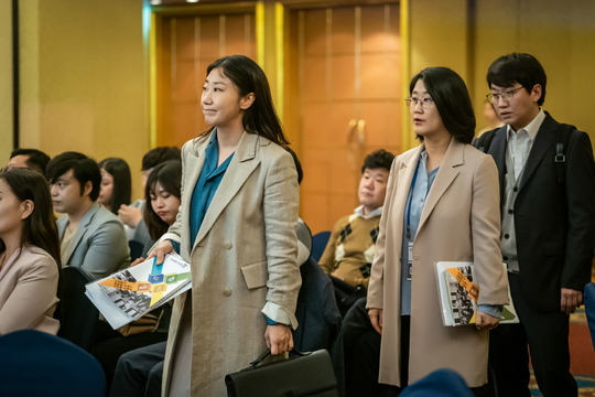 Dynamic 24 hours of Black Dog admission stimulate curiosity.The TVN New Moonwha Drama Black Dog (directed by Hwang Jun-hyuk, playwright Park Joo-yeon, production studio Dragon, and Urban Works), which will be broadcasted on December 16, unveiled the scene of the ten-day mode of Seo Hyun-jin, Ra Mi-ran, Ha Jun and Lee Chang-hoon,Black Dog depicts the story of a social early-year high-rise teacher who became a fixed-term teacher, Struggle to survive by keeping his dream in the school, a miniature version of our society.I look closely at their real speed through a fixed-term teacher who knows the bitter taste of reality better than anyone else, not the school that I saw outside the frame.In particular, unlike existing school materials, it attracts attention that it will deeply dissolve their veiled world by putting teachers in front of them.Above all, the team chemistry of the department of college, which is united with different values ​​and personality, makes Black Dog more interesting.In the meantime, the photos released show the images of high sky, Park Sung-soon (Ra Mi-ran), Do Yeo (Ha Jun), and Bae Myung-soo (Lee Chang-hoon), which are in full-time ten-day mode for 24 hours, stimulating reality empathy.A new fixed-term teacher, Goh-Hee, who became a rabbit eye after being surprised by a strange phone call, raises questions about the entrance of a new high school teacher who is unfamiliar and awkward.Park Sung-soon, the head of the department of education who worked as a solver to help the sky, is also unusual.Expectations are high that the sky, which is expected to suffer from a difficult hardship from the first day of work, will be reborn as a member of the school.The high school seniors who are in a heated question offensive behind the sky, which is intimidated by the intense atmosphere of the first entrance examination briefing session, are also interesting.The school is the most popular department for students and parents. It is a reality that the reputation and popularity of the school are determined by the entrance rate of prestigious universities.Park Sung-soon, the head of the 10th year of the college entrance examination, who is known as a master of the entrance examination, is taking his gaze with a pamphlet in one hand and his aura who is at the venue.In the following photos, Bae Myung-soo, Yeon Woo, and Park Sung-soon, who led another entrance examination scene, also stimulate curiosity.The box, which holds both hands heavily, is a spleen weapon for students to enter college.Since the academic category (comprehensive selection of the student department) is also important in the university entrance examination, it is not only a university business but also a college entrance examination department with a fate to compete with large entrance examination consulting institutes.In the breathtaking Hell of Admissions, four students from the university will be able to do what they can, and the new fixed-term teacher, Goh Ha-neul, will be able to survive.Black Dog, which offers a wide range of empathy through the appearance of ordinary teachers who are not special, and recounts the true teachers righteousness.The school is like a frontline striker, the crew said.We will show a new look at the school we did not know through the appearance of teachers who are Struggling for the future of students in the fierce entrance examination war, he said. The hot performances of Seo Hyun-jin, Ra Mi-ran, Ha Jun and Lee Chang-hoon, who will be fiercely agonized and growing there, will bring pleasant laughter and deep sympathy.(Photo Provision = tvN)pear hyo-ju