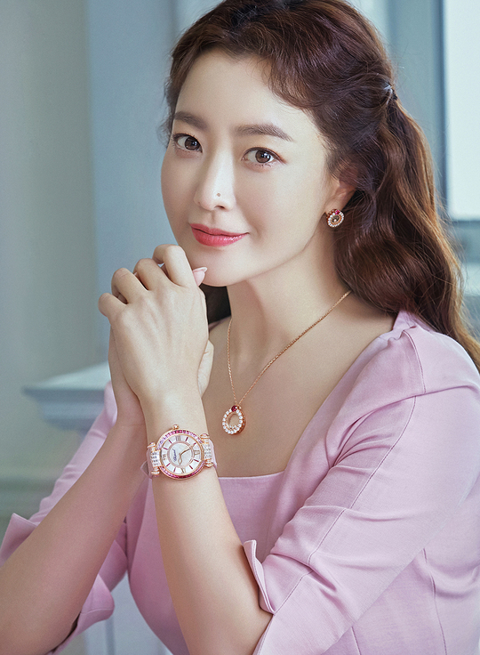 Kim Hee-sun showed off his unique Goddess Beautiful looksRecently, Chopard signed a contract with Actor Kim Hee-sun as a brand Ambassador and finished shooting The Holiday video.Kim Hee-sun in the public image still captures the attention with beautiful beautiful looks and alluring atmosphere.Kim Hee-sun showed her elegant beauty with a lovely, faint look, sensual pose and expression staring at the camera.Kim Hee-suns bright smile and sometimes dreamy atmosphere perfectly blended into the background of white color, making her charm more prominent.Kim Hee-sun, who showed the Holiday mood from casual costumes to dressing costumes, gave a luxurious watch to the style that could be monotonous and finished the luxurious aura.Kim Hee-sun also shows a sophisticated fashion sense with pastel pink dress, white knit, and simple black dress.bak-beauty