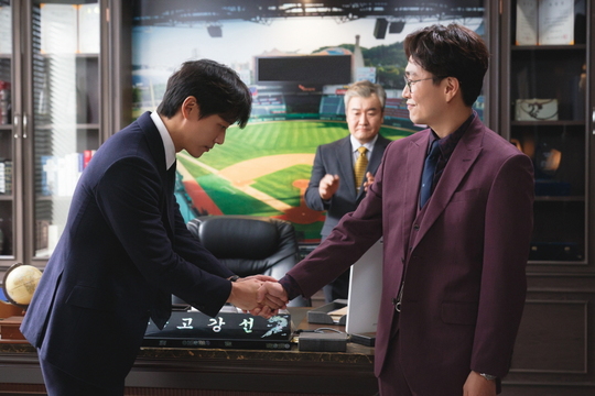 Stove League Namgoong Min and Oh Jung-se reveal subtle tension.SBSs new gilt drama, Stove League (playplayplay by Lee Shin-hwa/director Jung Dong-yoon/Produced Gil Pictures), which is about to be broadcasted on December 13, is a hot winter story about the new head of the team preparing for an extraordinary season.Namgoong Min and Oh Jung-se will play Hot Summer Days as Baek Seung-soo, the new head of the first-class manufacturing team, who was newly appointed to the baseball team Dreams of the later years, and the real owner Right Change People, who holds the fate of the later-year club Dreams.In this regard, Namgoong Min and Oh Jung-se were first seen shaking hands with the new head and owner.On the first day of his new director Baek Seung-soo (Namgoong Min)s coming to the Dreams, he is congratulated by the owner of the club, the real right change people (Oh Jung-se).Baek Seung-soo takes his hands together politely and handshakes with his head tightened after he steps in front of the right change people with a calm expression.On the other hand, the right change people keep their straight posture and give a congratulatory greeting with a smile and a relaxed expression.Despite having no career in baseball teams, it is noteworthy what arrows the two will shoot in Dreams, with Baek Seung-soo and Baek Seung-soo, who have been awarded the original pick of the Right Change People only with their first manufacturing career.Namgoong Min and Oh Jung-se, who are usually the makers of the filming scene, are making the scene an exciting atmosphere every time they meet each other.In this scene, even after the filming, Namgoong Min, who keeps calling Oh Jung-se as our owner, and Oh Jung-se, who responds to it with a good response, made the scene into a laughing sea.The production team praised Namgoong Min and Oh Jung-se are masters of Acting who have completely melted into the character so that the previous work does not come to mind at all and Namgoong Min and Oh Jung-ses sense of the two actors stood out in this scene with natural tension.We hope to see two Hot Summer Days that will show viewers the charm without exits through the Stove League.pear hyo-ju