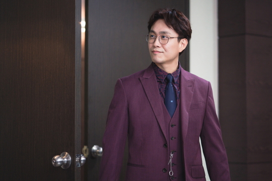 Stove League Namgoong Min and Oh Jung-se reveal subtle tension.SBSs new gilt drama, Stove League (playplayplay by Lee Shin-hwa/director Jung Dong-yoon/Produced Gil Pictures), which is about to be broadcasted on December 13, is a hot winter story about the new head of the team preparing for an extraordinary season.Namgoong Min and Oh Jung-se will play Hot Summer Days as Baek Seung-soo, the new head of the first-class manufacturing team, who was newly appointed to the baseball team Dreams of the later years, and the real owner Right Change People, who holds the fate of the later-year club Dreams.In this regard, Namgoong Min and Oh Jung-se were first seen shaking hands with the new head and owner.On the first day of his new director Baek Seung-soo (Namgoong Min)s coming to the Dreams, he is congratulated by the owner of the club, the real right change people (Oh Jung-se).Baek Seung-soo takes his hands together politely and handshakes with his head tightened after he steps in front of the right change people with a calm expression.On the other hand, the right change people keep their straight posture and give a congratulatory greeting with a smile and a relaxed expression.Despite having no career in baseball teams, it is noteworthy what arrows the two will shoot in Dreams, with Baek Seung-soo and Baek Seung-soo, who have been awarded the original pick of the Right Change People only with their first manufacturing career.Namgoong Min and Oh Jung-se, who are usually the makers of the filming scene, are making the scene an exciting atmosphere every time they meet each other.In this scene, even after the filming, Namgoong Min, who keeps calling Oh Jung-se as our owner, and Oh Jung-se, who responds to it with a good response, made the scene into a laughing sea.The production team praised Namgoong Min and Oh Jung-se are masters of Acting who have completely melted into the character so that the previous work does not come to mind at all and Namgoong Min and Oh Jung-ses sense of the two actors stood out in this scene with natural tension.We hope to see two Hot Summer Days that will show viewers the charm without exits through the Stove League.pear hyo-ju