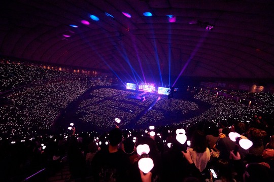 BLACKPINK marked the spectacular start of the Japan Dome Tour, embroidering Tokyos black night sky in pink.BLACKPINK held BLACKPINK 2019-2020 WORLD TOUR IN YOUR AREA in JAPAN at Japan Tokyo Dome on December 4th.Breathing with 55,000 fans who filled the Venues with noisy energy, BLACKPINK led the festive atmosphere with its colorful energy and dynamic performance.BLACKPINKs Japan performance is only one year after the Arena Tour, which entered Kyocera Dome in the shortest period after the overseas girl group DeV.When the dome tour, which was a part of the world tour that proved worldwide popularity by touring 23 cities on 4 continents, was confirmed, the interest of Japan was gathered.As if to prove popularity, all seats sold out immediately after opening the ticket.In addition, the pop-up store held in Harajuku, the center of Tokyo, the day before the performance, was a spectacular event in which fans gathered to hear the news.Prior to the performance, the Tokyo Dome was crowded with various fan bases, ranging from young people in their 10s and 20s to couples and family units.In each area of Japan, as well as overseas fans who have crossed the sea to share the monumental moment, were also noticed.Even on weekdays, the booths selling Goods were crowded with crowds so that they could wrap the dome around them, and it was full of heat before the performance where hot fan-sims gathered to forget the cold.#Tokyo Dome Filled with 55,000 Pink WavesAs the Dudududou (DDU-DU DDU-DU) intro, which marks the start of the performance, flowed out, fans stood up in unison and cheered BLACKPINK with a shout that seemed to pierce the ceiling of the Tokyo Dome.Until the end of the second song Forever Young (FOREVER YOUNG) stage, the cheering pole was shaken and the intestinal area was painted in pink waves, and BLACKPINK responded with colorful performance and perfect Love Live!Tokyo Dome is a dream stage called the holy place of Japan performance. BLACKPINK entered Japan in two years and three months.BLACKPINK, who captivated the archipelago with the Arena tour last year, said of expanding its scale to a dome tour in a year and meeting more fans, I was really surprised that more people came than I imagined.I think it is really lucky and happy to be here. He said, I went to a lot of countries while I was on a world tour.I really missed Blink, please enjoy it together until the end, he said, prompting local audiences to respond.Dynamic Performances that Makes You SmugWhen the stage of KILL THIS LOVE (which was released locally last month, Venues was hot with the fans further shouts and the toe-song.It was followed by a hit song parade that was loved by local fans, including Dont Know What To Do, See U Later, Really, Kick It, Fireplay, Bumbayah, and Like the Last. which completed the stage with the audience.Jenny Kim, Jisu, Rosé, and Lisa members also performed a solo stage feast that shows their unique charm and ability unhappily.The audience praised the name of the extension member and praised the fantastic stage.It was a moment when the efforts and enthusiasm of the members who practiced constantly for this moment and rehearsed until the day of the performance shined.It doubled the fun of seeing it as a spectacular stage production optimized for the wide Venues of the Tokyo Dome.The magnificent image of the large LED screen, the auxiliary screen considering the limited view, the sensual lighting that illuminates the entire Venues, the protruding stage to meet the fans and the moving car, gave a lot of sightseeing.Love Live here!The rich sound created by the band session and the colorful performance of BLACKPINK are combined to create a high quality stage that satisfies both eyes and ears.#BLACKPINK IN YOUR AREAThe set list was filled with songs from the local version of the Japanese version, attracting even more hot response.On stage, I was attracted to the audience with an irreplaceable charisma, and during the talk time, I laughed at the inside of the room with a cute Japanese language and communicated with the fans.To face more fans, he took control of the Tokyo Dome with a free-spirited stage manners unique to BLACKPINK, traveling all over Venues.BLACKPINK, who is about to be on the final stage for two hours, said, It has already passed in the blink of an eye. Thank you and love you for coming to see us even in cold weather.I had a hot and happy time. He then pledged to meet again soon and made his last stage in Japan in 2019.I accidentally fell in love with the music video for Boombaya on YouTube, said Furuya, a 13-year-old middle school girl who visited Venues.After that, I was attracted to their anti-war charms as I got to see various videosLove Live!! It is cool when it is done, and everyday life is so cute.It is a group with a sense of familiarity with Tokyo. Ocada, 20, an office worker who said he had been on vacation for the performance, said, I had a wonderful charisma that no one can see in Japan can imitate.I had to fall in love with the stage of Tududududu, said Saito, 20, who was accompanied by him. I watched BLACKPINKs music through the sound source site and then steadily searched for videos on YouTube.It was the first time I saw the actual stage, but it was really the best. bak-beauty