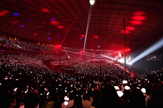 BLACKPINK marked the spectacular start of the Japan Dome Tour, embroidering Tokyos black night sky in pink.BLACKPINK held BLACKPINK 2019-2020 WORLD TOUR IN YOUR AREA in JAPAN at Japan Tokyo Dome on December 4th.Breathing with 55,000 fans who filled the Venues with noisy energy, BLACKPINK led the festive atmosphere with its colorful energy and dynamic performance.BLACKPINKs Japan performance is only one year after the Arena Tour, which entered Kyocera Dome in the shortest period after the overseas girl group DeV.When the dome tour, which was a part of the world tour that proved worldwide popularity by touring 23 cities on 4 continents, was confirmed, the interest of Japan was gathered.As if to prove popularity, all seats sold out immediately after opening the ticket.In addition, the pop-up store held in Harajuku, the center of Tokyo, the day before the performance, was a spectacular event in which fans gathered to hear the news.Prior to the performance, the Tokyo Dome was crowded with various fan bases, ranging from young people in their 10s and 20s to couples and family units.In each area of Japan, as well as overseas fans who have crossed the sea to share the monumental moment, were also noticed.Even on weekdays, the booths selling Goods were crowded with crowds so that they could wrap the dome around them, and it was full of heat before the performance where hot fan-sims gathered to forget the cold.#Tokyo Dome Filled with 55,000 Pink WavesAs the Dudududou (DDU-DU DDU-DU) intro, which marks the start of the performance, flowed out, fans stood up in unison and cheered BLACKPINK with a shout that seemed to pierce the ceiling of the Tokyo Dome.Until the end of the second song Forever Young (FOREVER YOUNG) stage, the cheering pole was shaken and the intestinal area was painted in pink waves, and BLACKPINK responded with colorful performance and perfect Love Live!Tokyo Dome is a dream stage called the holy place of Japan performance. BLACKPINK entered Japan in two years and three months.BLACKPINK, who captivated the archipelago with the Arena tour last year, said of expanding its scale to a dome tour in a year and meeting more fans, I was really surprised that more people came than I imagined.I think it is really lucky and happy to be here. He said, I went to a lot of countries while I was on a world tour.I really missed Blink, please enjoy it together until the end, he said, prompting local audiences to respond.Dynamic Performances that Makes You SmugWhen the stage of KILL THIS LOVE (which was released locally last month, Venues was hot with the fans further shouts and the toe-song.It was followed by a hit song parade that was loved by local fans, including Dont Know What To Do, See U Later, Really, Kick It, Fireplay, Bumbayah, and Like the Last. which completed the stage with the audience.Jenny Kim, Jisu, Rosé, and Lisa members also performed a solo stage feast that shows their unique charm and ability unhappily.The audience praised the name of the extension member and praised the fantastic stage.It was a moment when the efforts and enthusiasm of the members who practiced constantly for this moment and rehearsed until the day of the performance shined.It doubled the fun of seeing it as a spectacular stage production optimized for the wide Venues of the Tokyo Dome.The magnificent image of the large LED screen, the auxiliary screen considering the limited view, the sensual lighting that illuminates the entire Venues, the protruding stage to meet the fans and the moving car, gave a lot of sightseeing.Love Live here!The rich sound created by the band session and the colorful performance of BLACKPINK are combined to create a high quality stage that satisfies both eyes and ears.#BLACKPINK IN YOUR AREAThe set list was filled with songs from the local version of the Japanese version, attracting even more hot response.On stage, I was attracted to the audience with an irreplaceable charisma, and during the talk time, I laughed at the inside of the room with a cute Japanese language and communicated with the fans.To face more fans, he took control of the Tokyo Dome with a free-spirited stage manners unique to BLACKPINK, traveling all over Venues.BLACKPINK, who is about to be on the final stage for two hours, said, It has already passed in the blink of an eye. Thank you and love you for coming to see us even in cold weather.I had a hot and happy time. He then pledged to meet again soon and made his last stage in Japan in 2019.I accidentally fell in love with the music video for Boombaya on YouTube, said Furuya, a 13-year-old middle school girl who visited Venues.After that, I was attracted to their anti-war charms as I got to see various videosLove Live!! It is cool when it is done, and everyday life is so cute.It is a group with a sense of familiarity with Tokyo. Ocada, 20, an office worker who said he had been on vacation for the performance, said, I had a wonderful charisma that no one can see in Japan can imitate.I had to fall in love with the stage of Tududududu, said Saito, 20, who was accompanied by him. I watched BLACKPINKs music through the sound source site and then steadily searched for videos on YouTube.It was the first time I saw the actual stage, but it was really the best. bak-beauty