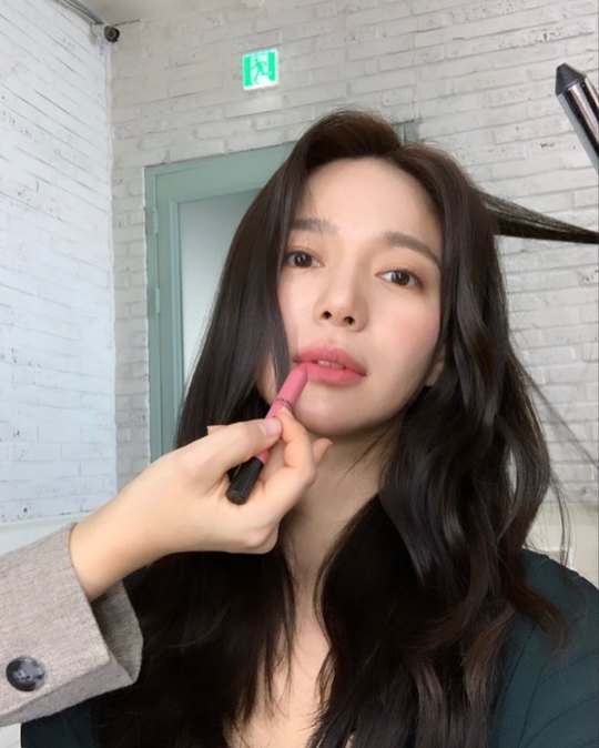 Actor Lee Elijah flaunts watery Beautiful lookLee Elijah posted a picture on his Instagram page on December 5.Inside the photo was a look of Lee Elijah, who is getting makeup, who is wearing a pink lipstick and looking dim.Lee Elijahs blemishes-free white-oak skin and high nose make her look more prominent.Fans who encountered the photos responded such as It is really beautiful, I have to love it really, National Treasure Beautiful looks.delay stock