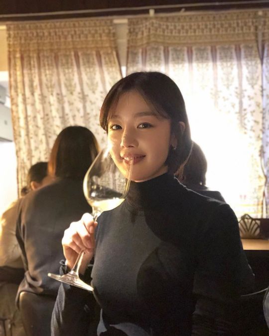 Group Secret actor Han Sun-hwa has revealed her innocent beautiful looks.Han Sun-hwa posted a picture on his instagram on December 5 with an article entitled Wine that was sweet and bitter. A day that was sweet and bitter.Han Sun-hwa in the public photo is enjoying the wine elegantly.Han Sun-hwas beautiful look, which has become more neat after transforming with a single head, makes viewers admire.Park So-hee