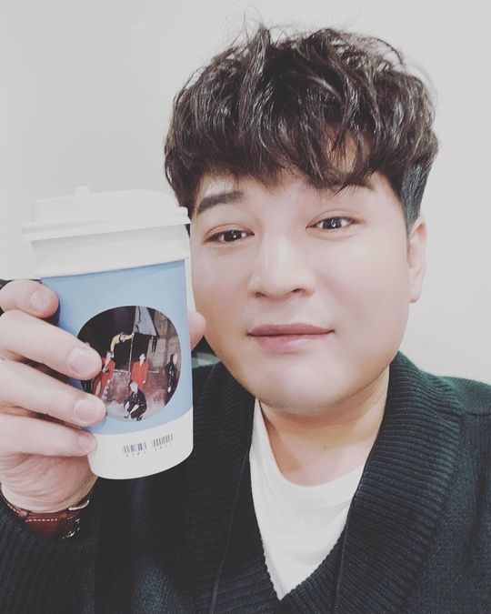 Shindong has revealed his current situation.Shindong wrote on his instagram on December 5, We have finished uploading 17 videos of # EXO # Obsession to this day! Thank you for your good opportunity.Thank you for your attention # EXO # EXOel # ELF! Shindong then said, It was so good from the preparation and all Sui Gu was done. #Walala, especially Sui Gu. Ill bring you some good news with another piece.#Shindong # director feat.I had a good coffee. In the open photo, Shindong is staring at the camera with a cup of EXO photos, his face looking at him, which is thinner than before.Lee Ha-na
