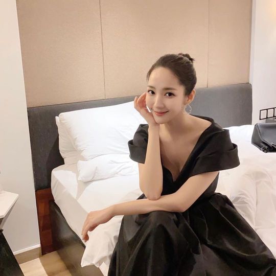 A photo of Park Min-youngs beautiful looks has been released.Representative Kim Jong-do of Tree Essentials released a photo of Park Min-young posing in an all-black dress through his instagram on December 5.In addition, he added, Its beautiful.Park Min-young in the photo brings out the admiration of those who see it as a dress figure reminiscent of a princess in Walt Disney Pictures comics and flawless beautiful looks.Meanwhile, Park Min-young has recently been recognized worldwide for his honor as the winner of two awards, StarHub Night of Stars 2019 and 2019 Asian Artist Awards in Vietnam, held by leading Singapore media.pear hyo-ju