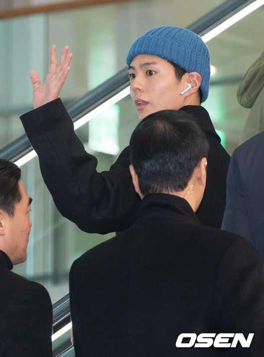Actor Park Bo-gum returned home through ICN airport after finishing the 2019 MAMA (2019 Mnet Asian Music Awards) held at Japan Nagoya Dome on the afternoon of the 5th.Park Bo-gum greets fans as he leaves the arrivals hall