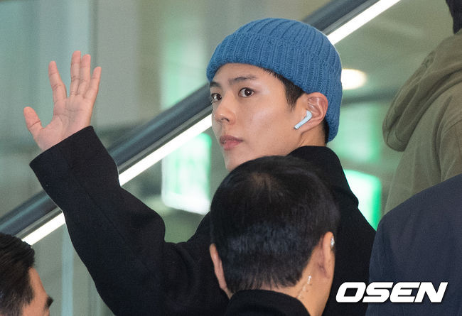 Actor Park Bo-gum returned home through ICN airport after finishing the 2019 MAMA (2019 Mnet Asian Music Awards) held at Japan Nagoya Dome on the afternoon of the 5th.Park Bo-gum greets fans as he leaves the arrivals hall