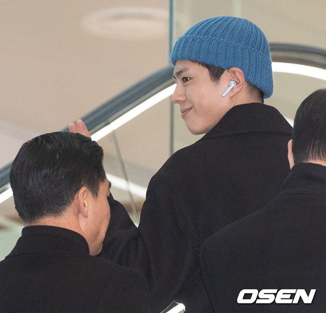 Actor Park Bo-gum returned home through ICN airport after finishing the 2019 MAMA (2019 Mnet Asian Music Awards) held at Nagoya Dome in Japan on the afternoon of the 5th.Park Bo-gum greets fans as he leaves the arrivals hall