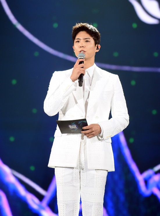 Actor Park Bo-gum stood on stage as a host of the 2019 Mnet Asian Music Awards (MAMA) held at Nagoya Dome in Japan on the afternoon of the 4th.In the MAMA, BTS won a total of nine gold medals, including four.Photo = Mnet