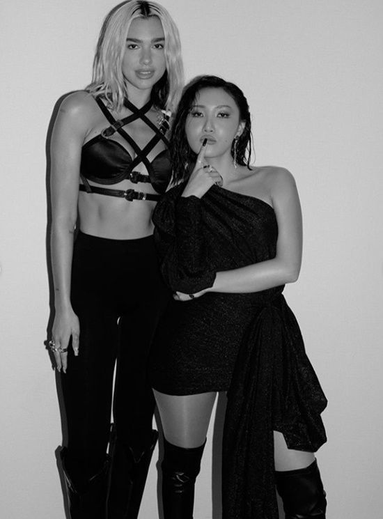 British singer Dua Lipa has released a 2019 MAMA certified shot taken with Mamamu Hwasa.Dua Lipa posted several behind-the-scenes photos of the 2019 MAMA (2019 Mnet Asian Music Awards) on her Instagram   account on Saturday.Dua Lipa and Hwasa in the photo are posing with their unique personality, and the combination of two people with their own clear colors is creating intense synergy.Dua Lipa set the opening stage of the second part at 2019 MAMA held on the 4th.On this day, Dua Lipa dressed in an extraordinary black top costume and climbed to the stage and opened a powerful stage and caught the attention.Prior to the performance, Hwasa introduced it, covering Dua Lipas New Rules; Dua Lipa, who appeared as an introduction to Hwasa, shared a hug and created a cheerful atmosphere.Dua Lipa, who won the International Payborit Artist Award in particular, shouted Keep enjoying the awards ceremony and gave the audience a hot shout.Photo: Dua Lipa Instagram  