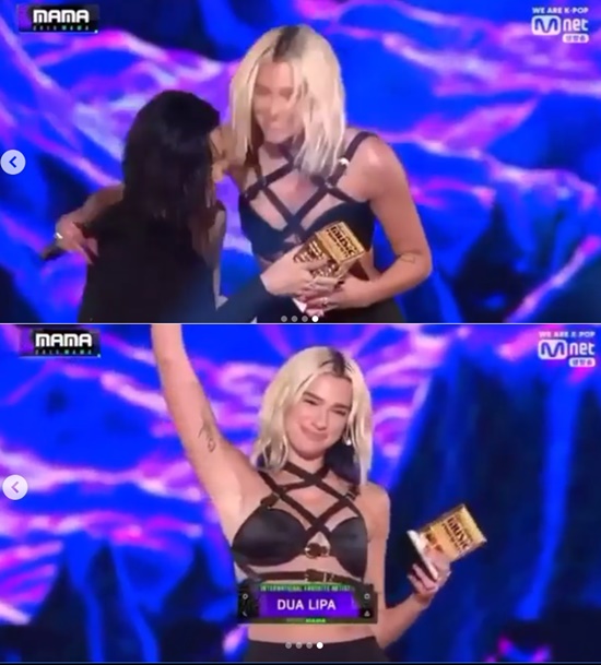 British singer Dua Lipa has released a 2019 MAMA certified shot taken with Mamamu Hwasa.Dua Lipa posted several behind-the-scenes photos of the 2019 MAMA (2019 Mnet Asian Music Awards) on her Instagram   account on Saturday.Dua Lipa and Hwasa in the photo are posing with their unique personality, and the combination of two people with their own clear colors is creating intense synergy.Dua Lipa set the opening stage of the second part at 2019 MAMA held on the 4th.On this day, Dua Lipa dressed in an extraordinary black top costume and climbed to the stage and opened a powerful stage and caught the attention.Prior to the performance, Hwasa introduced it, covering Dua Lipas New Rules; Dua Lipa, who appeared as an introduction to Hwasa, shared a hug and created a cheerful atmosphere.Dua Lipa, who won the International Payborit Artist Award in particular, shouted Keep enjoying the awards ceremony and gave the audience a hot shout.Photo: Dua Lipa Instagram  